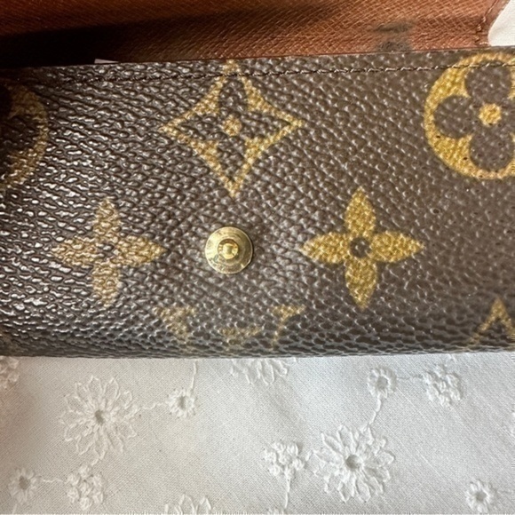 Louis Vuitton Monogram 4 ring key holder
*  *Guaranteed AUTHENTIC - Picture 2 of 12